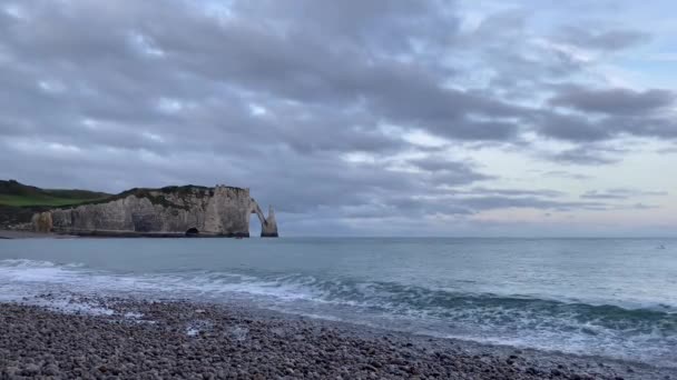 Πολύ Νωρίς Πρωί Στην Παραλία Στο Etretat Νορμανδία Γαλλία — Αρχείο Βίντεο