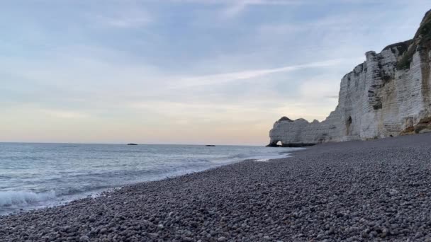 Πολύ Νωρίς Πρωί Στην Παραλία Στο Etretat Νορμανδία Γαλλία — Αρχείο Βίντεο