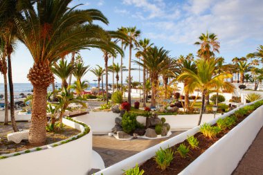 Promenade 'de Akşam. Puerto de la Cruz, Spains Kanarya Adaları' nın en büyük şehri olan Tenerife 'nin kuzey kıyısında bir şehirdir..