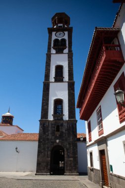 Boş meydanda Lekesiz Gebelik Kilisesi, Santa Cruz de Tenerife. Spains Kanarya Adaları 'nda, Tenerife adasında bir liman kentidir..