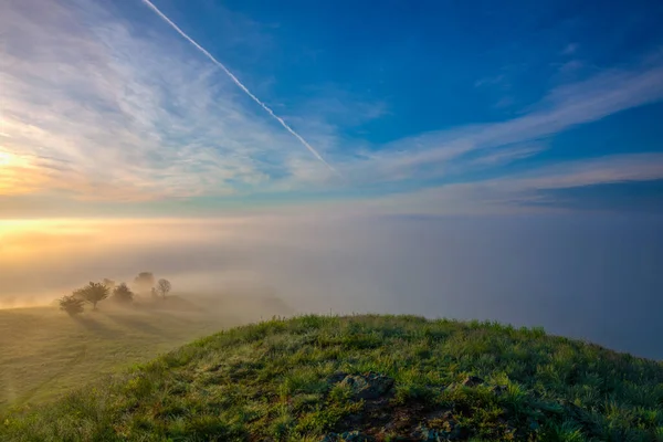 Misty Ochtend Heuvel Midden Boheemse Uplands Tsjechische Republiek Heuvelachtig Landschap — Stockfoto