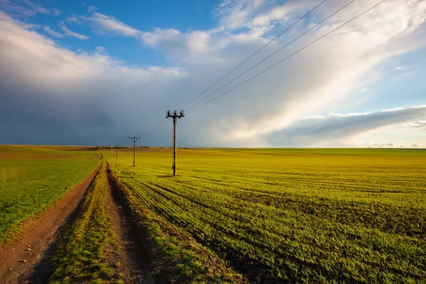 田野间泥泞的土路会引起猛烈的暴风雨 日落前的春田 捷克共和国波希米亚中部高地 — 图库照片