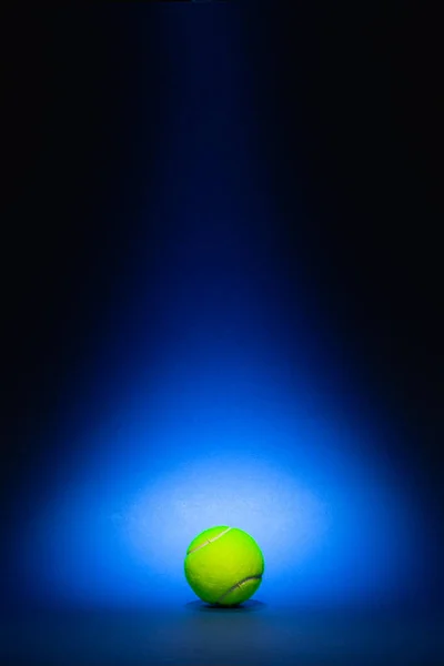 Жовтий Тенісний Синьому Фоні Спортивна Концепція Ідея Тенісний Столі Синім — стокове фото