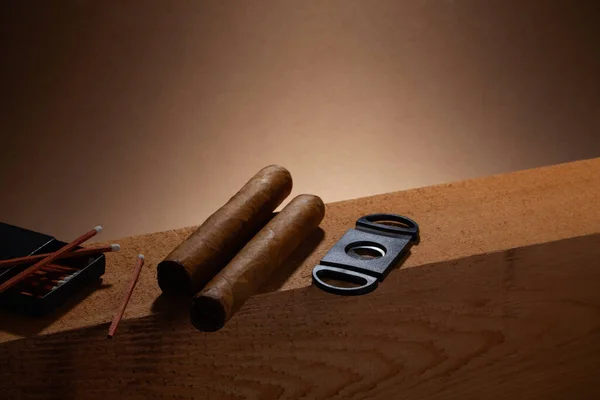 Фаста Две Сигары Спички Деревянном Фоне — стоковое фото
