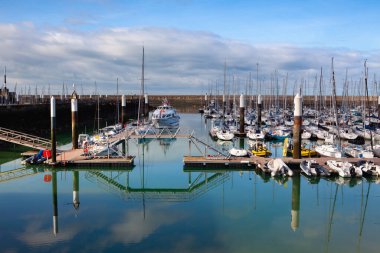 Le Havre, Fransa - 13 Ekim 2021: Sezon Sonu. Le Havre, Fransa 'da yat limanında gelgit var..