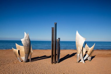 Saint-Laurent-sur-Mer, Fransa - 14 Ekim 2021: Omaha Plajı Anıtı Saint-Laurent-sur-Mer, Fransa. Omaha Sahili İkinci Dünya Savaşı 'nın Normandiya İşgali' nin iniş alanlarından biriydi.