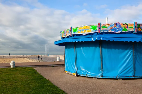 Havre フランス 10月 2021 Havreの空のビーチにある子供のためのカルーセル 季節の終わり — ストック写真