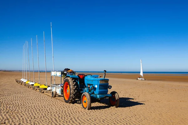 2021年10月14日 法国卡堡 布洛克特风车在卡堡海滩享受一个多风的日子 — 图库照片