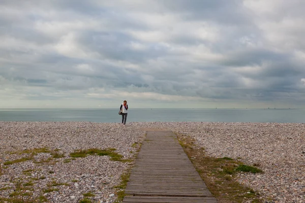 Havre Frankrijk Oktober 2021 Eenzame Vrouw Belt Het Strand Eind — Stockfoto