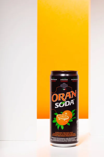捷克共和国布拉格 2022年6月7日 一罐橙色苏打水 橙色背景 — 图库照片