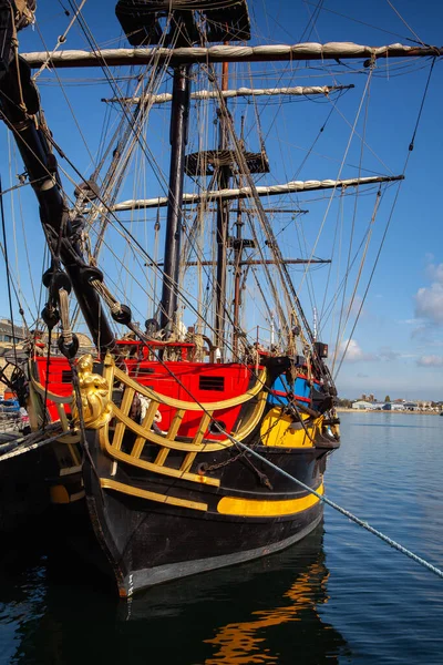 サンマロ フランス語 Saint Malo 2021年10月15日 サンマロにある3人乗りの6速フリゲート このレプリカのモデルは1710年のフリゲート艦であった — ストック写真
