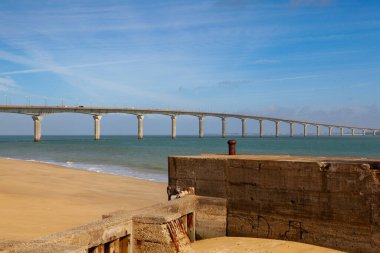 La Rochelle 'deki Ile de Re köprüsü. Fransa. Ile de Re, Fransa 'nın batı kıyısındaki La Rochelle ile Ile de Re arasında köprü kurar..