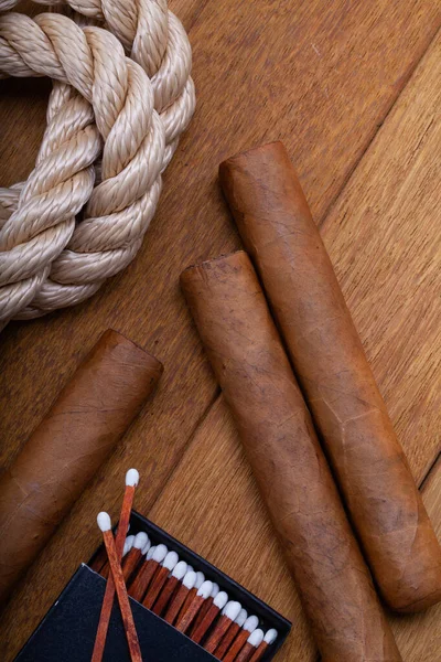 Trois Cigares Allumettes Une Corde Nautique Sur Une Table Bois — Photo