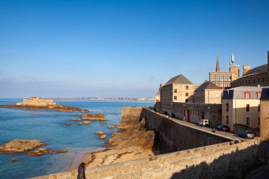 Saint Malo, Fransa - 15 Ekim 2021: Fransa 'nın eski kenti Saint Malo' daki surlarda inanılmaz gezinti manzarası.
