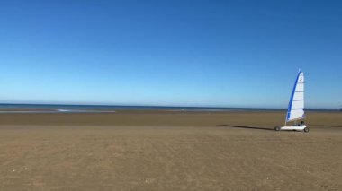 Cabourg, Fransa - 14 Ekim 2021: İki Blokart rüzgar aracı Cabourg sahilinde rüzgarlı bir günün tadını çıkarıyor
