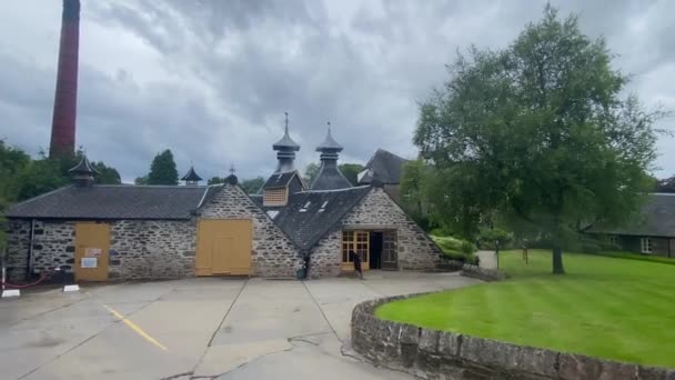 苏格兰基思 2022年8月6日 位于基思的Strathisla酿酒厂 Strathisla Distillery 是一家位于Strathisla的苏格兰威士忌酿酒厂 1786年 酒厂获得执照 成为苏格兰历史最悠久的注册工厂 — 图库视频影像