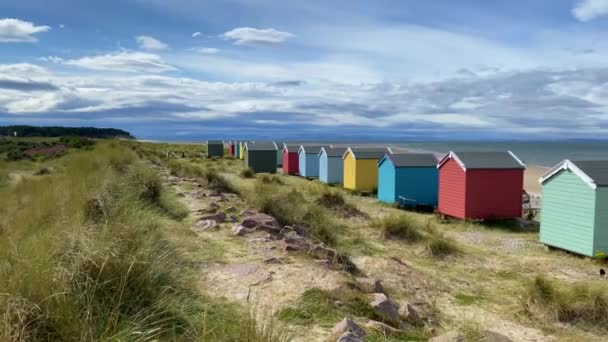 Findhorn Moray Scotland August 2022 Cabane Colorate Plajă Din Lemn — Videoclip de stoc