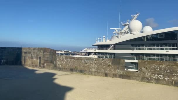 Saint Malo Frankrike Oktober 2021 Luxury Cruiser Havnen Ved Siden – stockvideo