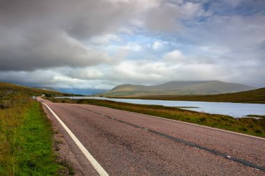 İskoçya 'daki Little Loch Broom yolu boyunca. Loch Broom, İskoçya 'nın batı kıyısındaki Lochbroom bölgesinde, Ross ve Cromarty' nin kuzeybatısında yer alan bir deniz gölüdür..