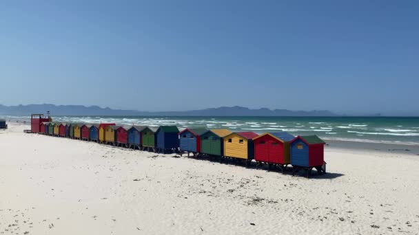 南アフリカ共和国ケープタウンのMuizenbergビーチにあるカラービーチ小屋 — ストック動画