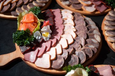 Tahta tepside sosis, kazy ve pastırma iştah açıcı.