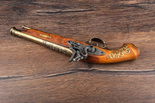 木製の背景に古い銃口を搭載したピストルのレプリカ デュエルピストルのレプリカ — ストック写真