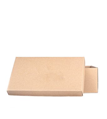 Beyaz arkaplanda izole edilmiş karton kutu modelini aç.