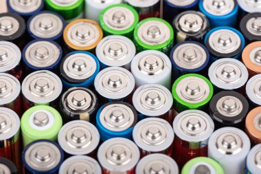 Pozitif teması olan kullanılmış aaa piller..