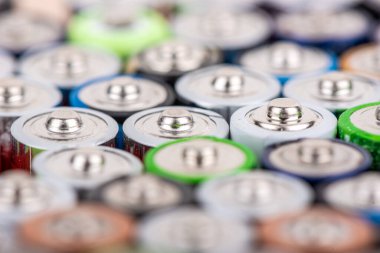 AAA bataryalarının üst satırlarına seçici odaklanma.