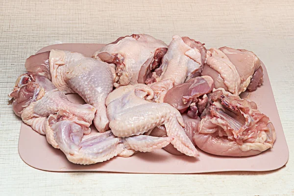 Poulet Frais Coupé Morceaux Sur Une Planche Découper Gros Plan — Photo