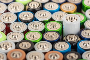 Yumuşak odaklanma. Yakın çekim taze pişmiş ızgara tavuk parçaları ve beyaz tabakta patates cipsi..