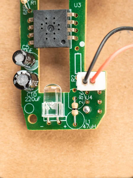 Небольшая зеленая доска с резисторами, конденсаторами и чипом. — стоковое фото