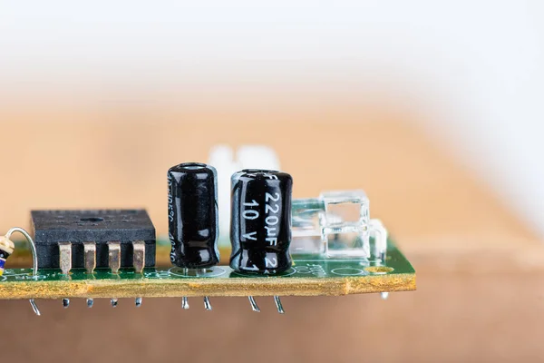 Los componentes electrónicos se sueldan en una pequeña placa. —  Fotos de Stock