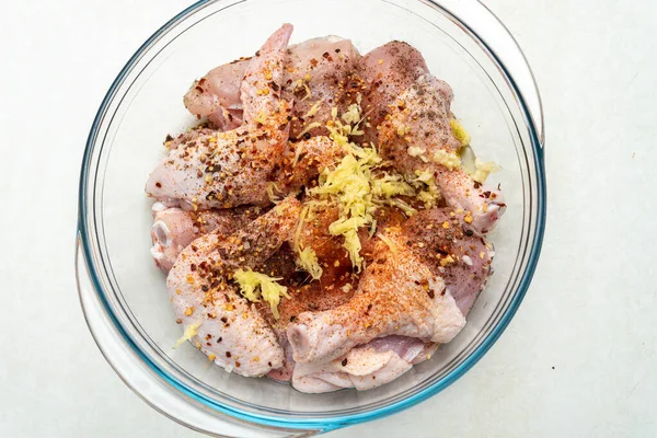 Vue du dessus du poulet haché mariné à l'ail, au gingembre et aux épices. — Photo