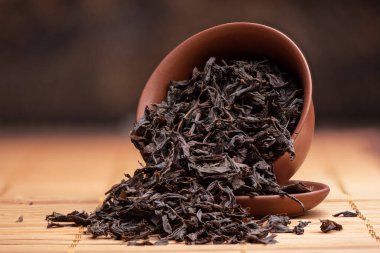 Paspasın üzerindeki fincandan büyük çay yaprakları kurut. Kapat..