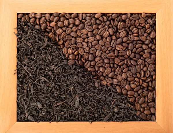 Diagonalt arrangemang av torra svarta teblad och rostade kaffebönor i en träram. — Stockfoto