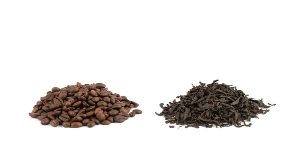 Haufen mittelgerösteter Kaffeebohnen und trockener schwarzer Teeblätter isoliert auf weißem Hintergrund. — Stockfoto