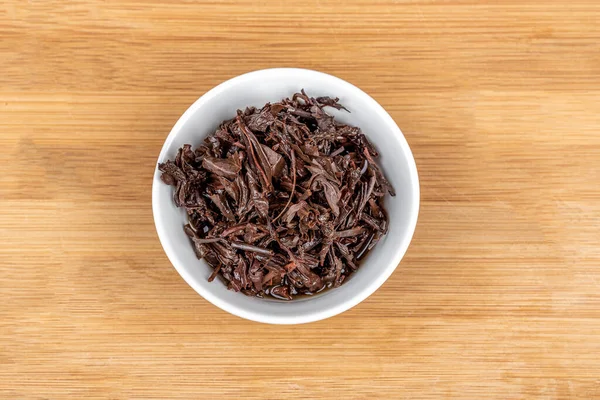 Vista superior de un tazón blanco con hojas de té usadas. —  Fotos de Stock