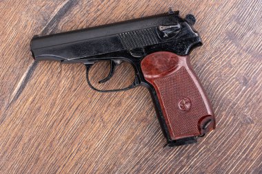 Tahta bir arka planda makarov sisteminin tabancasının üst görüntüsü. Rus polisinin ana silahı..