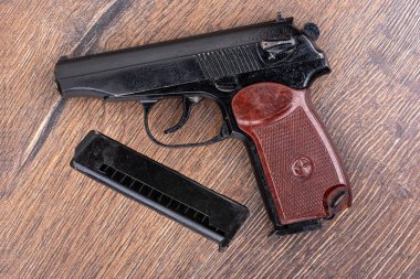 Makarov 'un tabancası ve şarjör için ahşap arka plandaki şarjör. Rus polisinin ana silahı..
