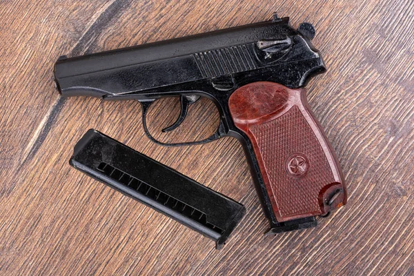 Vista Superior Pistola Makarov Cargador Del Cartucho Sobre Fondo Madera —  Fotos de Stock