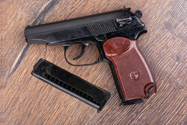 Vista Superior Pistola Makarov Cargador Del Cartucho Sobre Fondo Madera Imágenes de stock libres de derechos