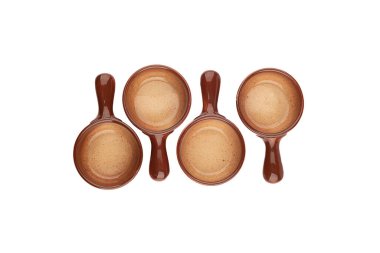 Beyaz arka planda izole edilmiş yeni seramik ısıya dayanıklı cocotte üreticilerinin üst görüntüsü. Boşluğu kopyala.