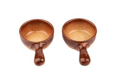 Beyaz arka planda izole edilmiş iki seramik cocotte üreticisi. Boşluğu kopyala.