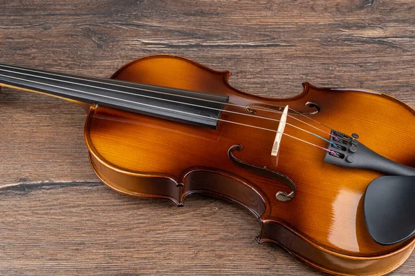Parte del violino su uno sfondo di legno. — Foto Stock