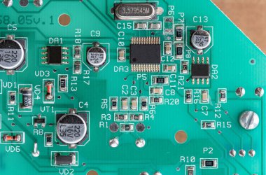 Ayrıntılı elektronik devre kartının üst görüntüsü.