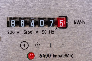 Elektrikli ev sayacı ölçeğine yakın çekim.