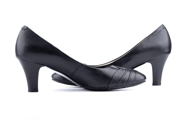 Twee vrouwen zwarte schoenen op een witte achtergrond. — Stockfoto