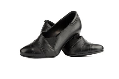 Beyaz arka planda alçak topuklu bir çift kadın ayakkabısı..