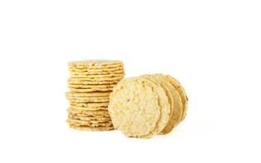 Beyaz arka planda izole edilmiş ince tüylü mısır ekmeği. Sağlıklı gevrek atıştırmalıklar..